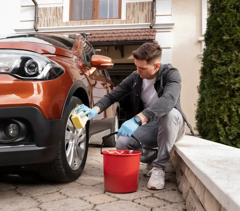 Lavage auto à domicile Valbonne : professionnel intervenant sur un véhicule